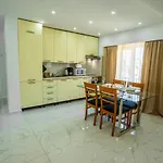 Quiet Marble With Free Parking Spot Old Town Apartman