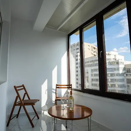 Quiet Marble 2 Bdrm Old Town Apartment