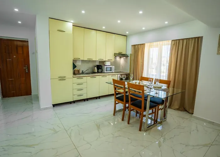 Quiet Marble With Free Parking Spot Old Town Apartament