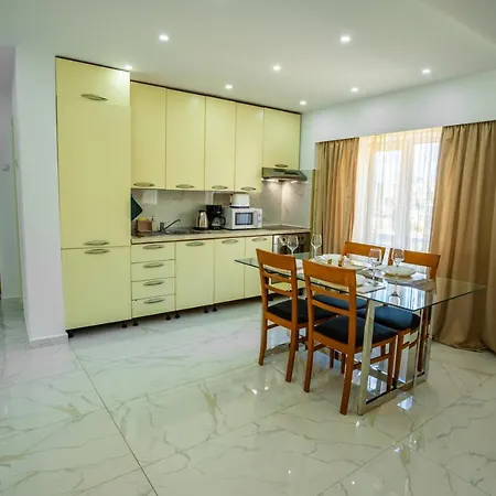 Quiet Marble 2 Bdrm Old Town 아파트
